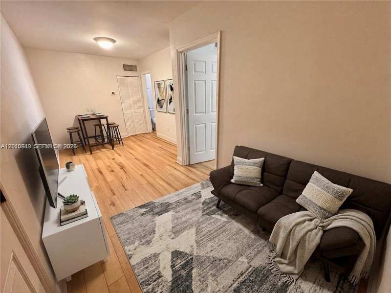 1526 Pennsylvania Ave # 17, Miami Beach FL 33139