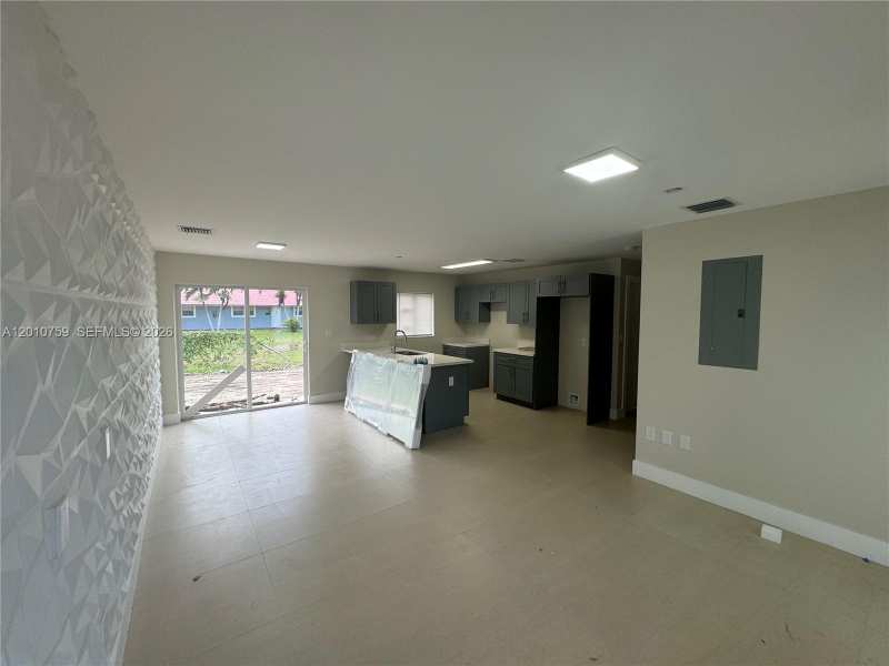 205 NW 159th St, Miami FL 33169
