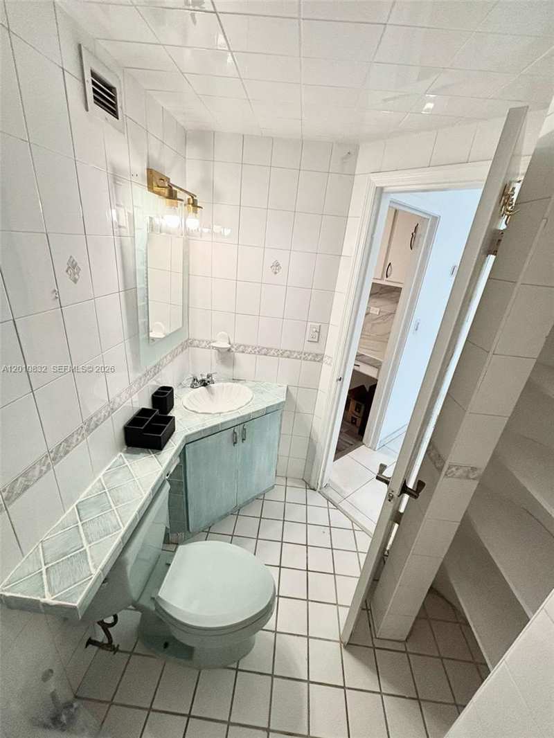 905 Brickell Bay Dr # 1824, Miami FL 33131