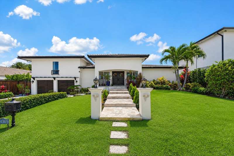 2948 NE 35th Court, Lighthouse Point FL 33064