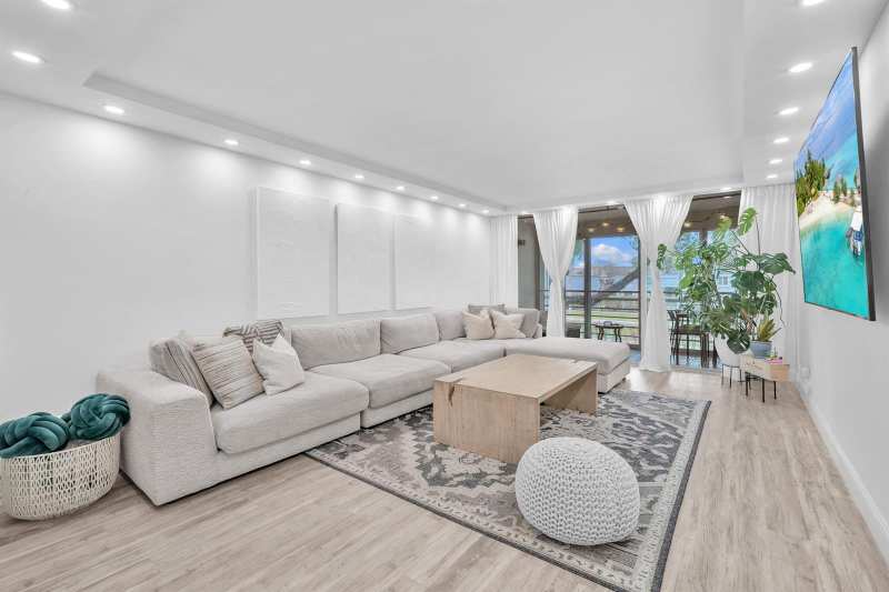 6921 Cypress Road Apt B19, Plantation FL 33317