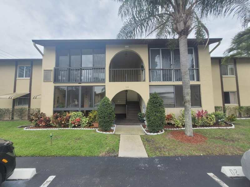320 Pine Ridge Circle # A1, FL 33463