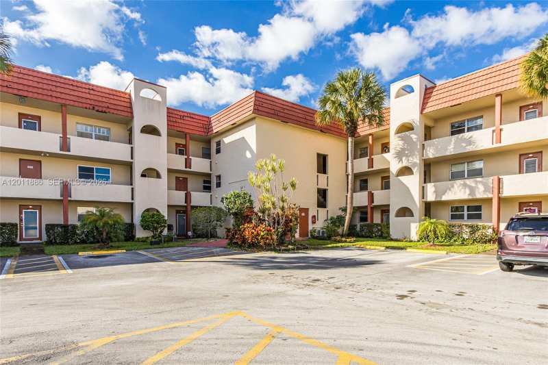 2831 E Sunrise Lakes Dr # 105, Sunrise FL 33322