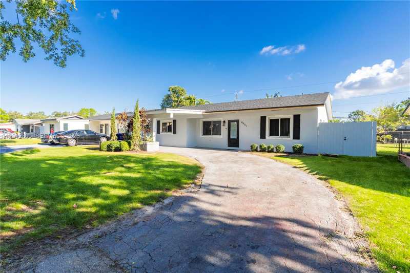 6451 Pershing St, Hollywood FL 33024