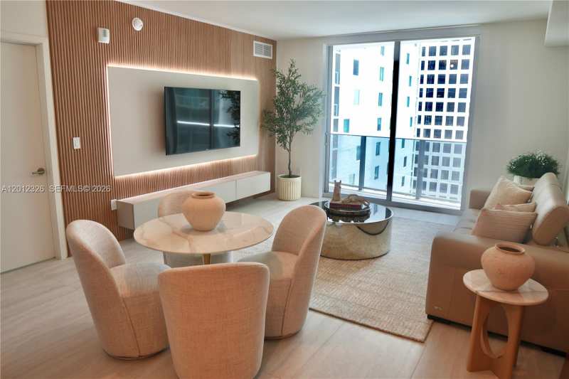 77 SE 5th Street # 2414, Miami FL 33131