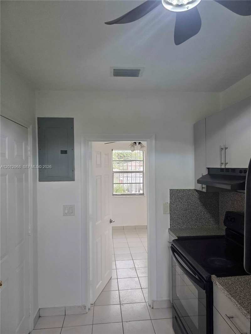 2735 NW 28th St # 2735, Miami FL 33142