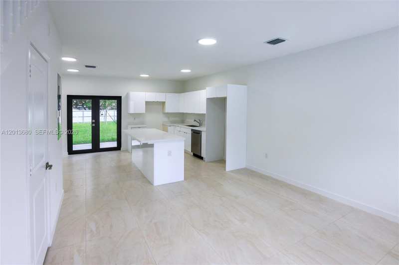 2967 NW 59 St, Miami FL 33142