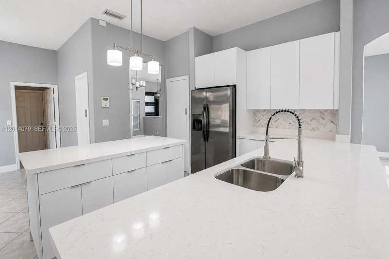 1101 NW 180th Ave, Pembroke Pines FL 33029