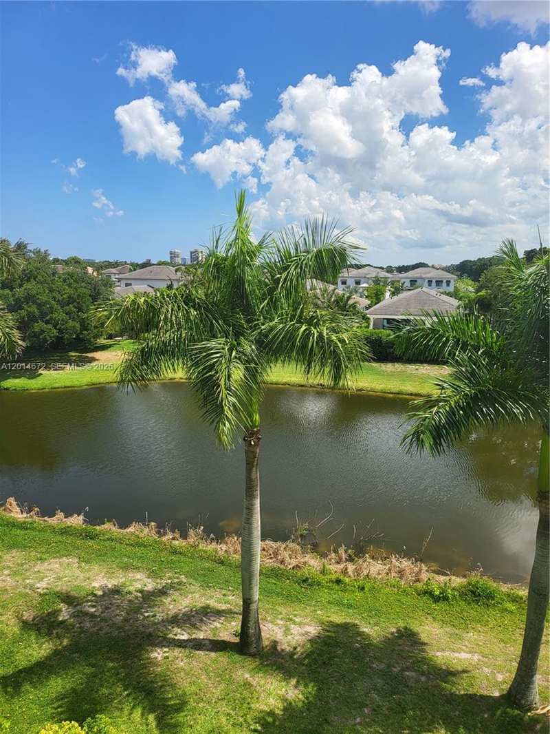 3640 Whitehall Dr # 406, West Palm Beach FL 33401