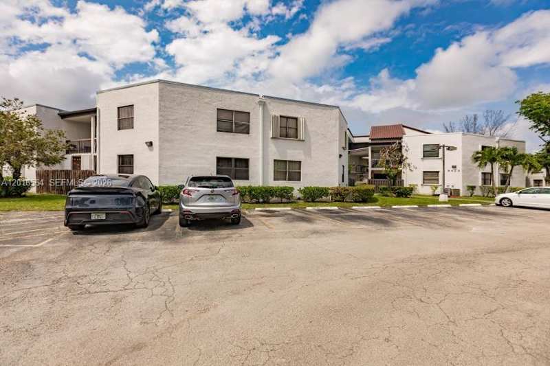 9425 Fontainebleau Blvd # 202, Miami FL 33172