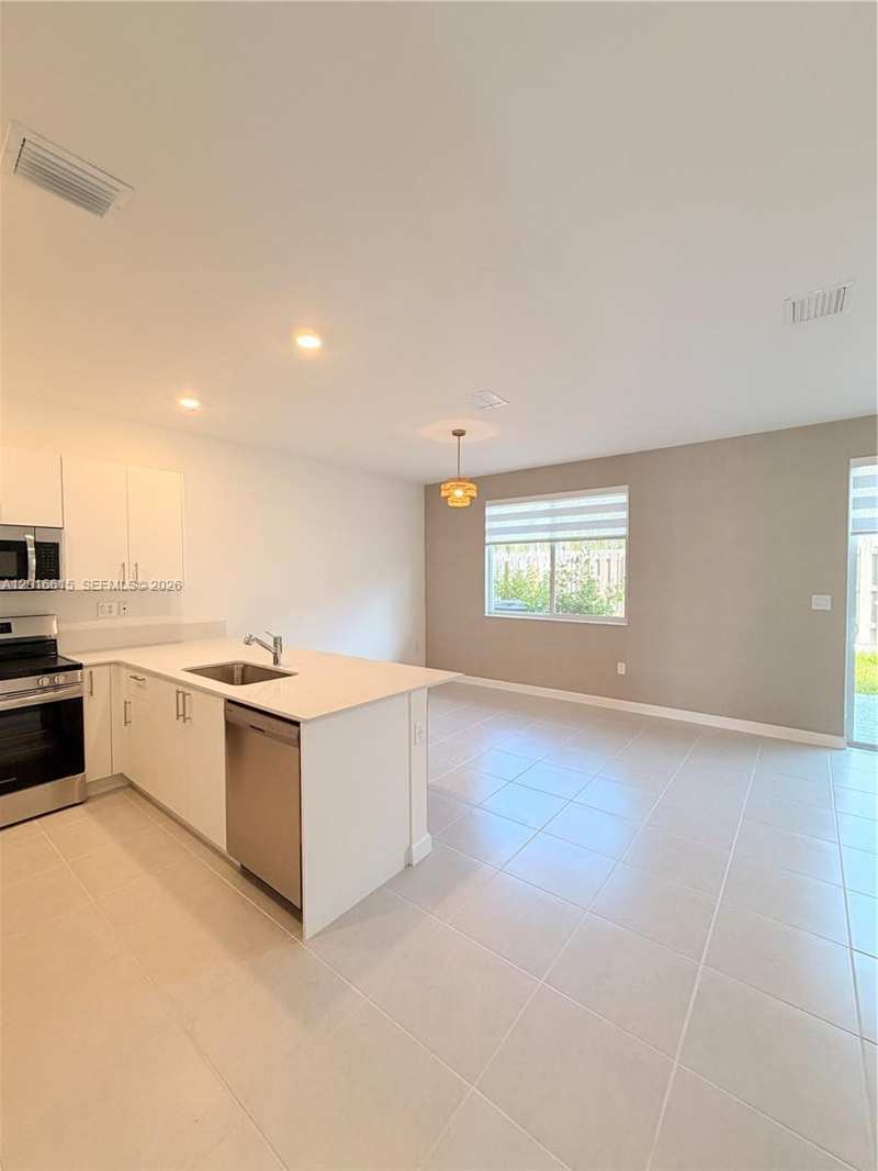 663 SE 13th St Cir, Homestead FL 33034