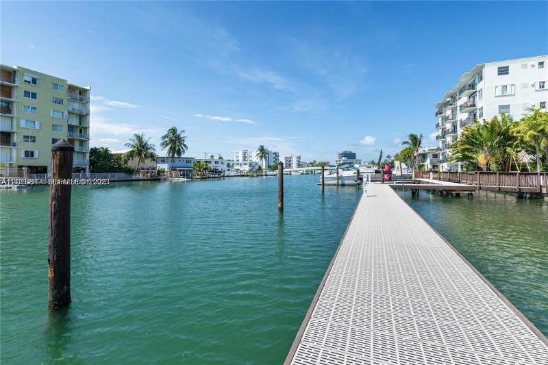 7950 Tatum Waterway Dr # N14, Miami Beach FL 33141