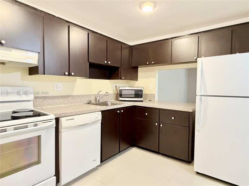 450 Commodore Dr # 214, Plantation FL 33325