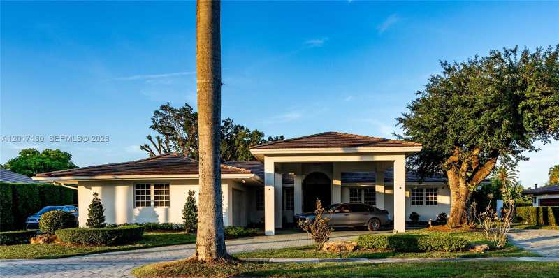 15761 Turnberry Dr, Miami Lakes FL 33014