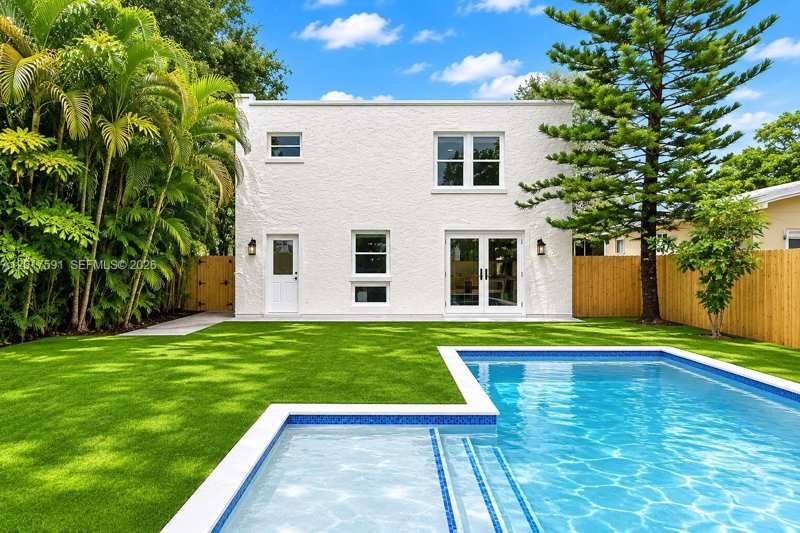 22 NE 44th St, Miami FL 33137