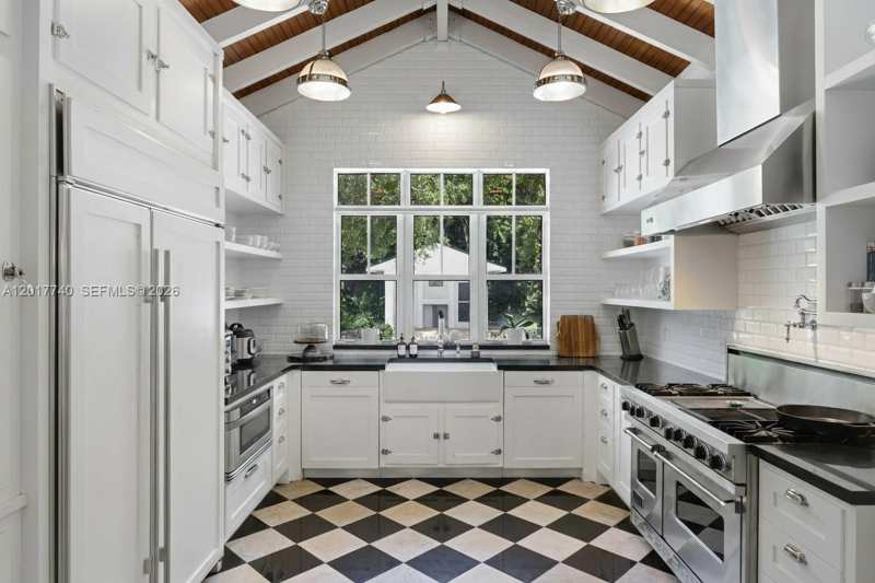 6845 SW 98th St, Pinecrest FL 33156