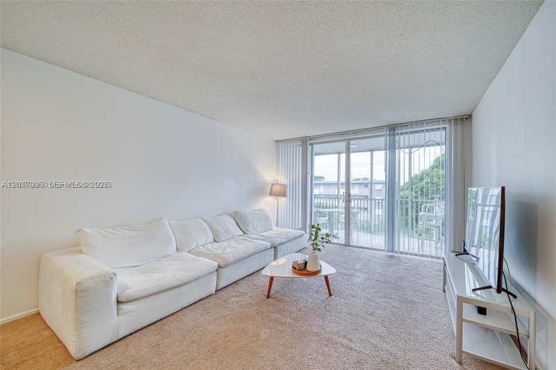 1690 NE 191st St # 1, Miami FL 33179