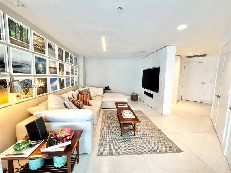 17111 Biscayne Blvd # 1102, North Miami Beach FL 33160