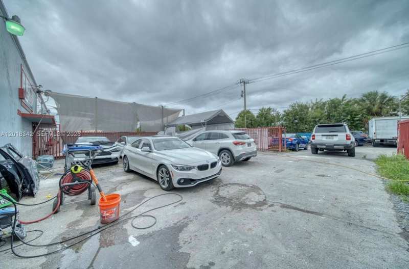 3730 NW 82nd St, Hialeah FL 33147