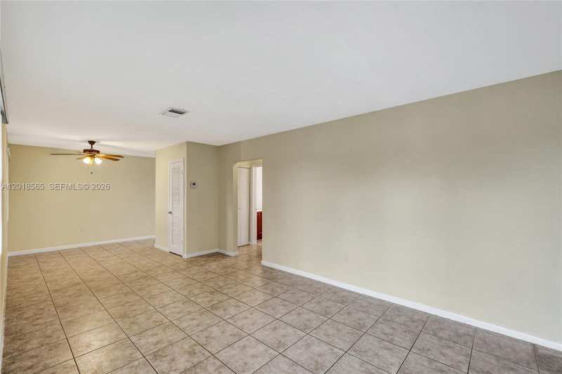 111 SE 4th Ave # 8, Hallandale Beach FL 33009