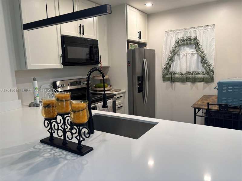 300 Berkley Rd # 212, Hollywood FL 33024