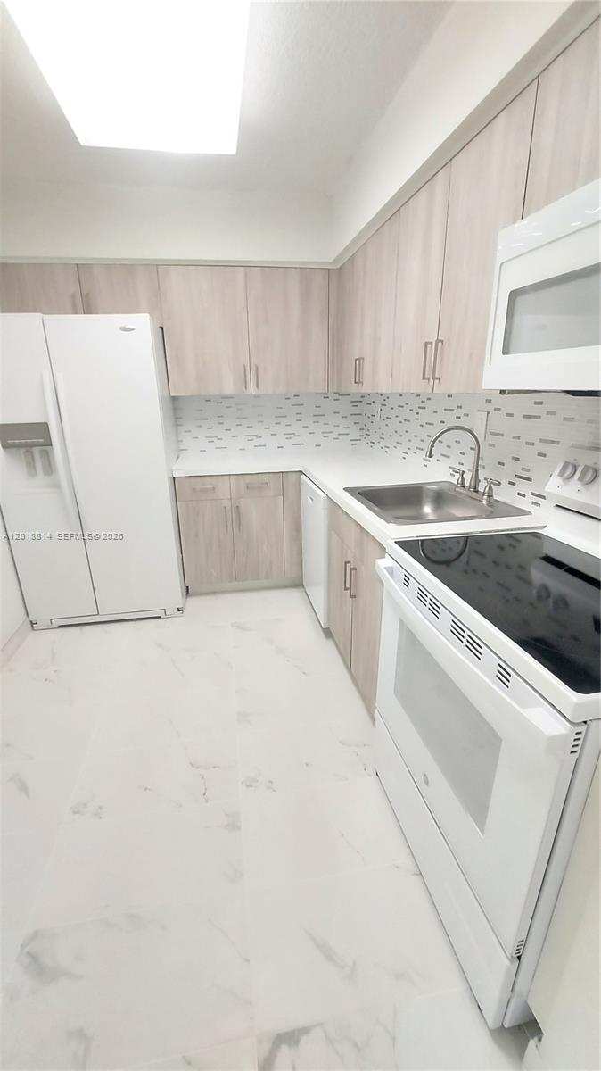 3300 NE 192nd St # 808, Aventura FL 33180