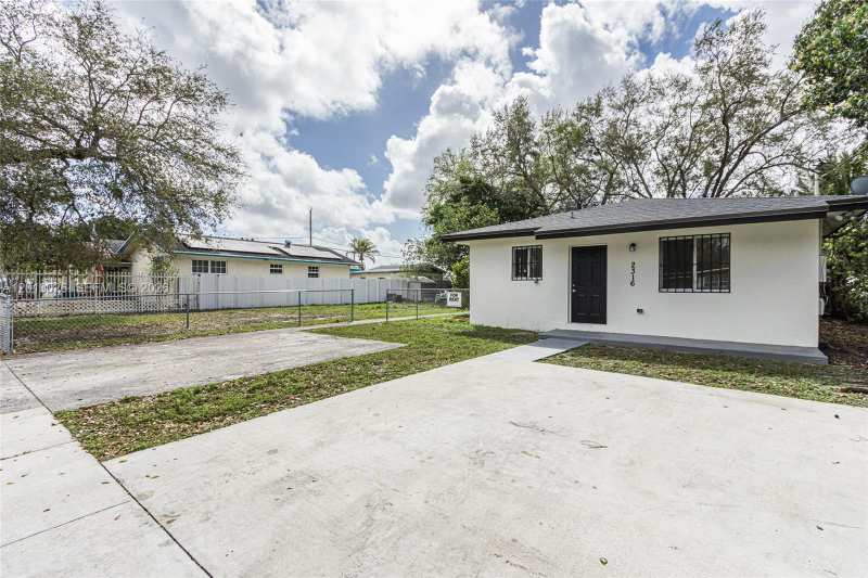 2316-2318 NW 98th St, Miami FL 33147