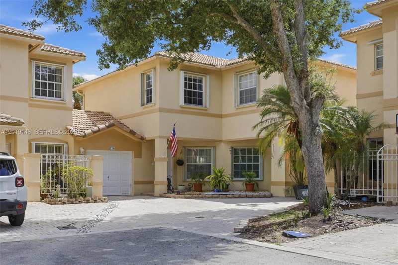 724 NW 170th Ter, Pembroke Pines FL 33028