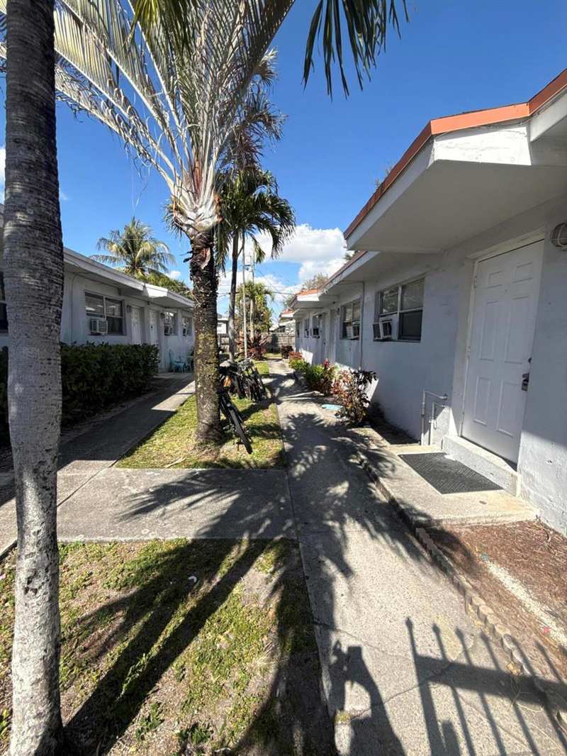 720 SW 7th Street # 4, Dania Beach FL 33004