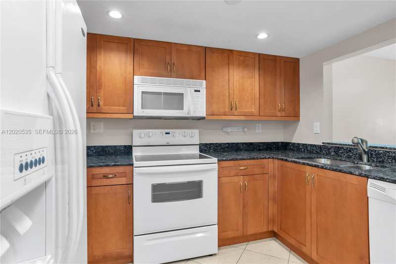 100 Lakeview Dr # 201, Weston FL 33326