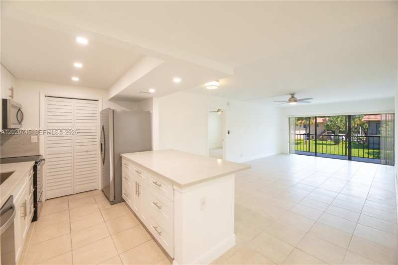 200 LAKEVIEW DR # 211, Weston FL 33326