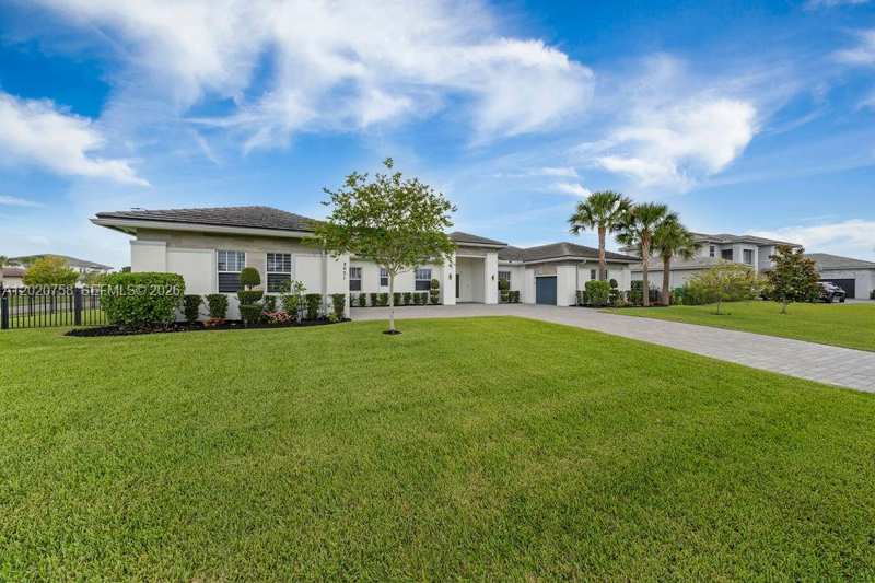 2031 Meadows Dr, Davie FL 33324