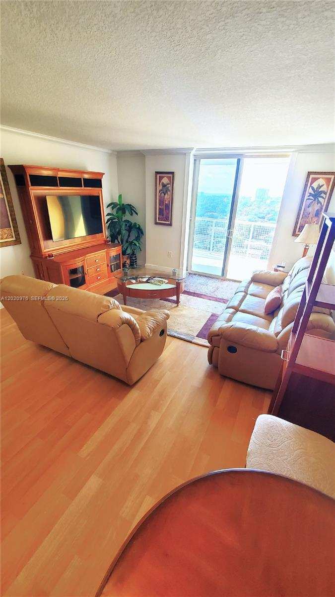 900 SW 8th St # 1501, Miami FL 33130