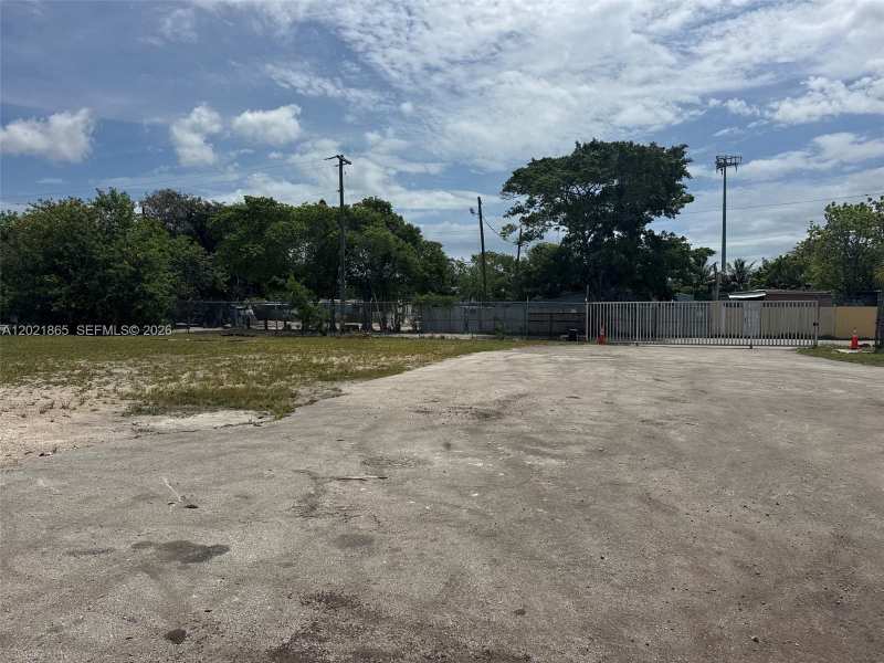 2955 NW 75th St, Miami FL 33147