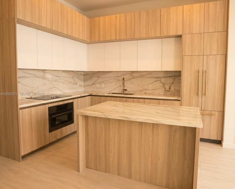 77 SE 5 St, Miami FL 33131