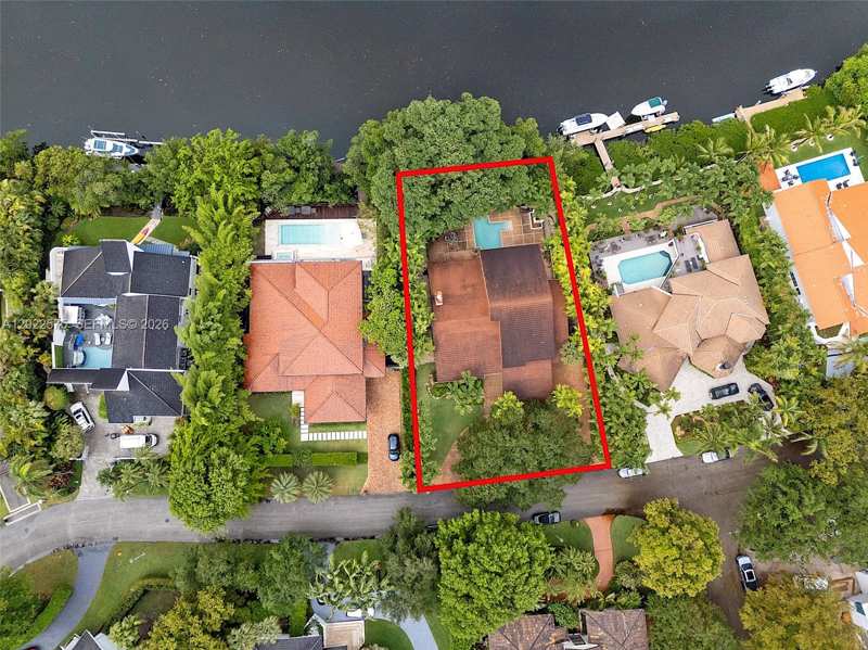 7244 E Lago Dr, Coral Gables FL 33143