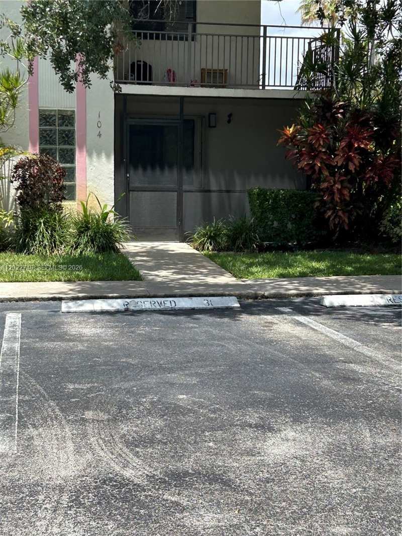 413 Lakeview Dr # 104, Weston FL 33326
