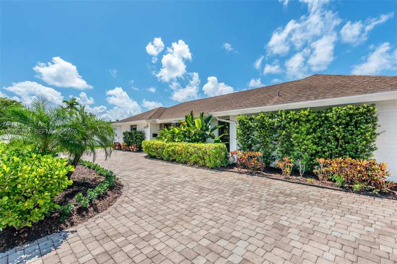 2330 NE 195th St, Miami FL 33180