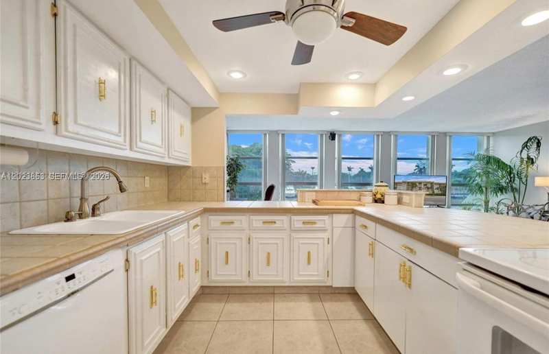 601 Three Islands Blv # 205, Hallandale Beach FL 33009