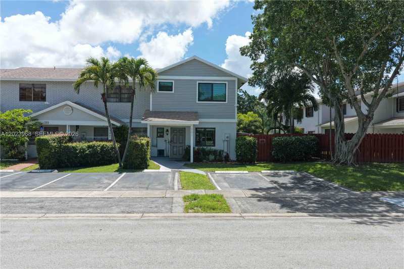 201 NW 106th Ter, Pembroke Pines FL 33026