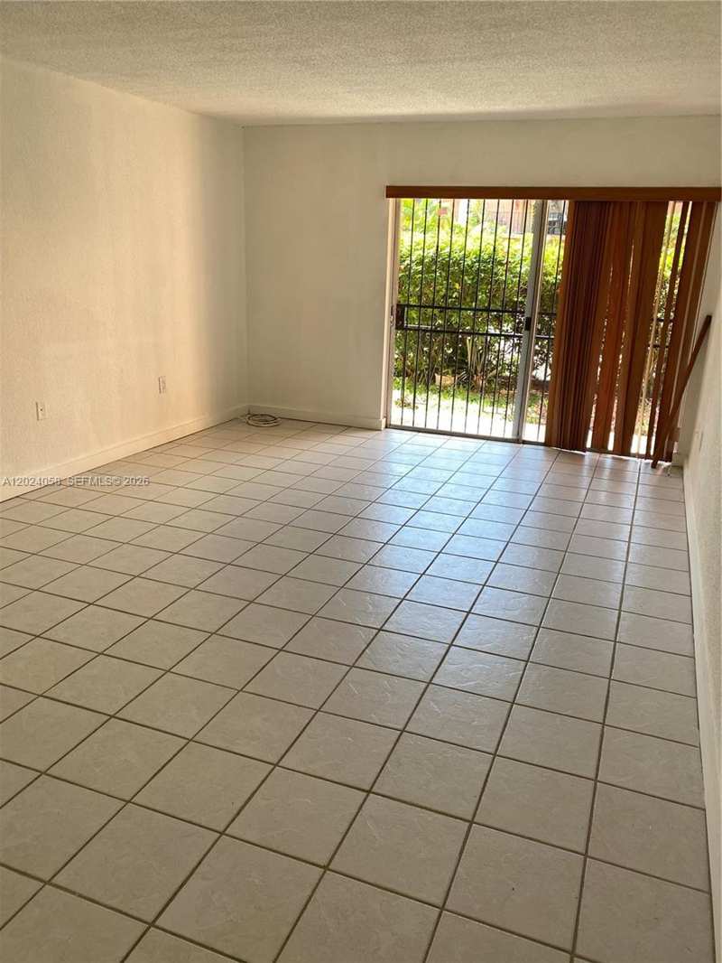 1300 W 47th Pl # 118, Hialeah FL 33012