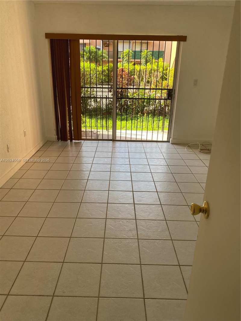 1300 W 47th Pl # 118, Hialeah FL 33012