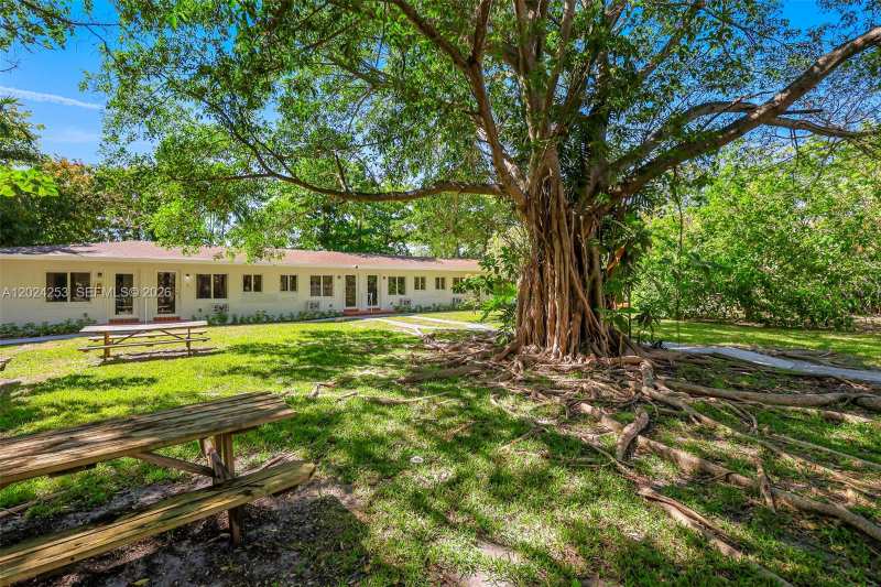 8440 NE 1st Ave # 1, Miami FL 33138