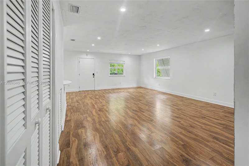 6815 Edgewater Dr # 201, Coral Gables FL 33133