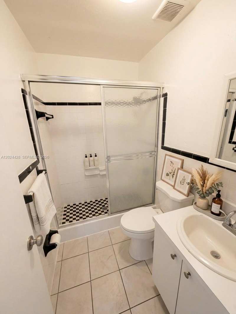 2745 W Okeechobee Rd # 39, Hialeah FL 33010