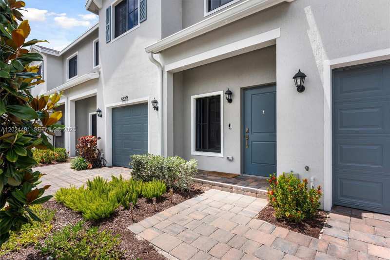 4825 Dillion St, Lake Worth FL 33463
