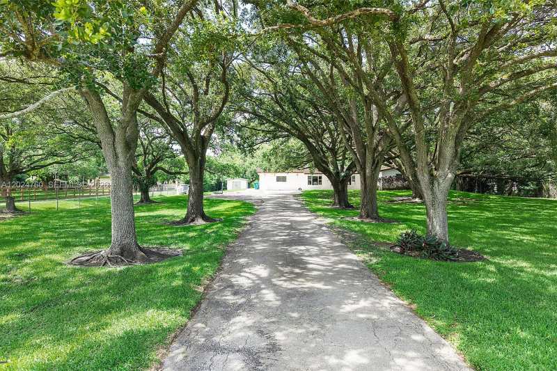13821 Mustang Trl, Southwest Ranches FL 33330