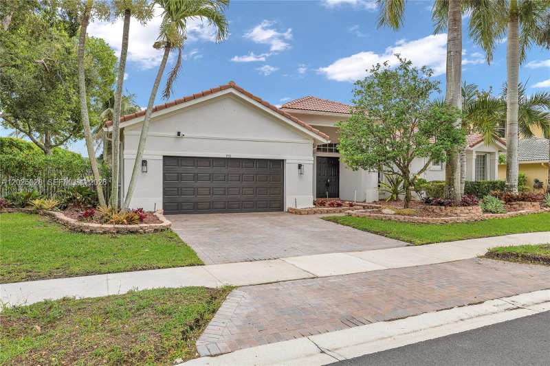950 Marina Dr, Weston FL 33327