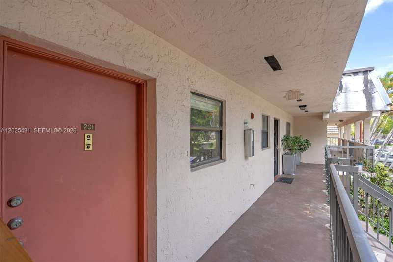 841 NE 207th Ln # 201, Miami FL 33179
