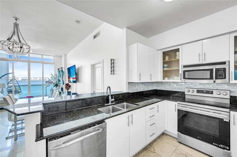 7900 Harbor Island Dr, North Bay Village FL 33141